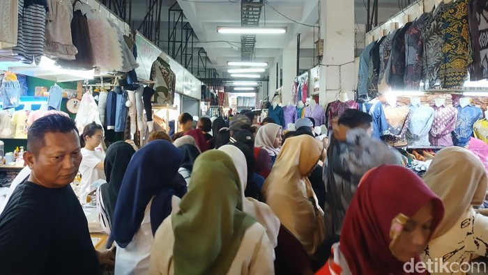 Jelang Lebaran, Pusat Pasar Medan Hari Ini Mulai Diserbu Warga