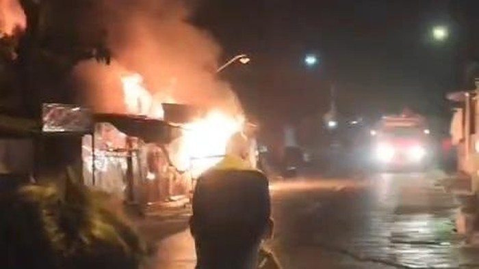 Warga merekam kebakaran Pasar  Darurat Ngawen, Kabupaten Blora.