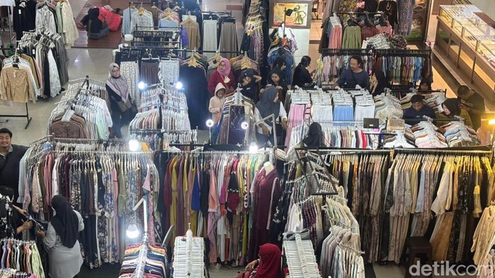 Warga Surabaya berburu baju Lebaran di DTC