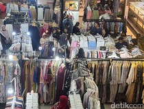 Warga Surabaya Serbu DTC Berburu Baju Lebaran di Pekan Ketiga Ramadan