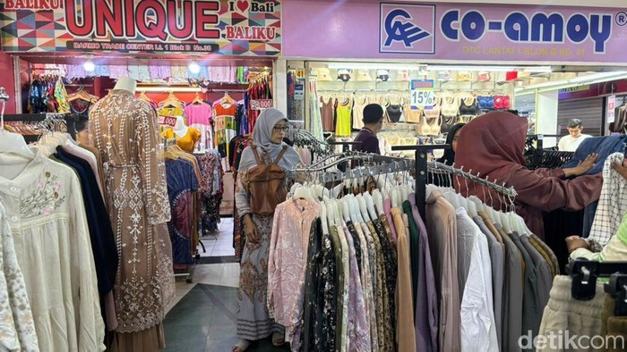 Warga Surabaya Ramai Berburu Baju Lebaran di Pekan Ketiga Ramadan