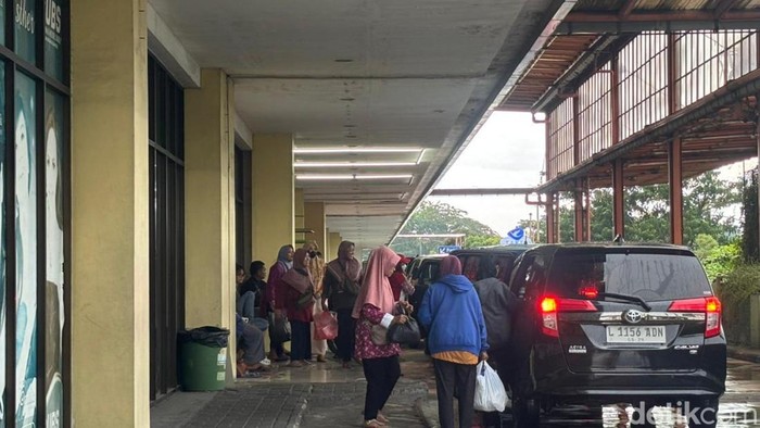 Warga Surabaya Ramai Berburu Baju Lebaran di Pekan Ketiga Ramadan