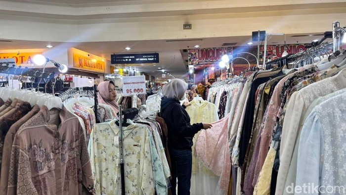 Warga Surabaya Ramai Berburu Baju Lebaran di Pekan Ketiga Ramadan