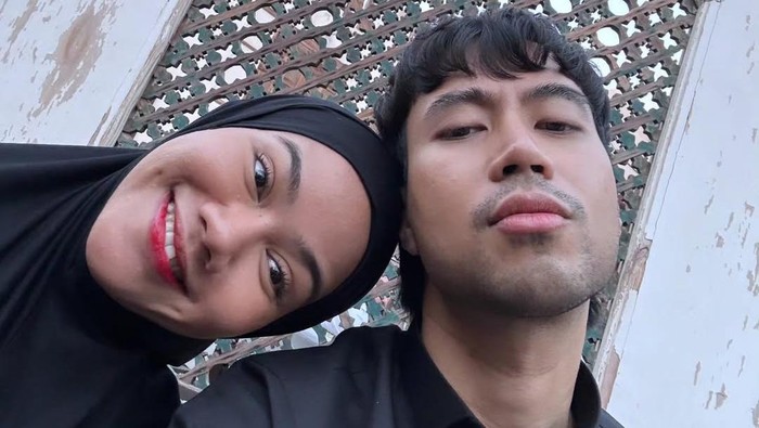 Yura Yunita terbang dari Madinah untuk tepati janji bertemu dengan Vidi Aldiano.