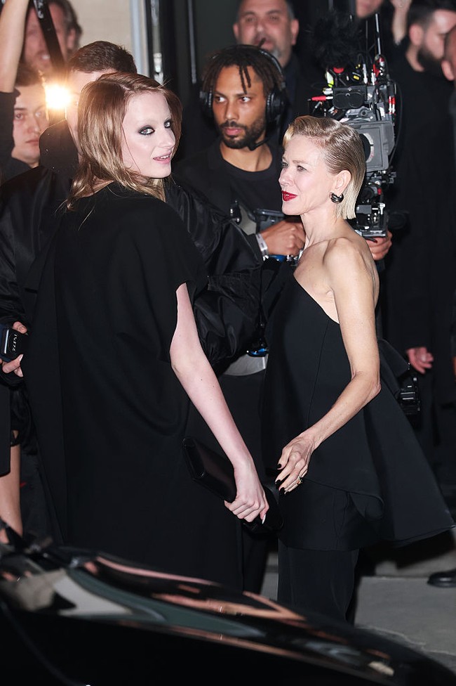 Dalam kesempatan tersebut, keduanya terlihat kompak mengenakan busana serba hitam. Foto: Getty Images for Balenciaga/Arnold Jerocki
