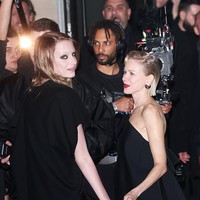 Dalam kesempatan tersebut, keduanya terlihat kompak mengenakan busana serba hitam. Foto: Getty Images for Balenciaga/Arnold Jerocki