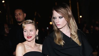 Gaya Edgy Naomi Watts Bareng Anak Transgender di Fashion Show Balenciaga