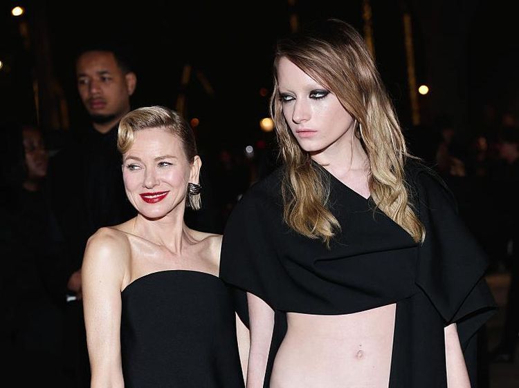 Gaya Edgy Naomi Watts Bareng Anak Transgender di Fashion Show Balenciaga