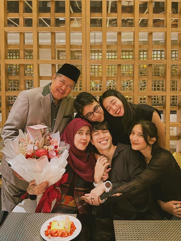 5 Potret Kenangan Manis Almarhum Vidi Aldiano dan Ibunda Tercinta