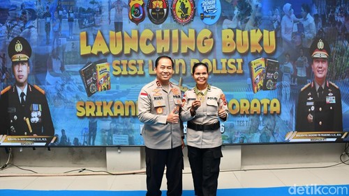 Aiptu Veronika Kolidin saat menerima penghargaan dari Polda NTT.