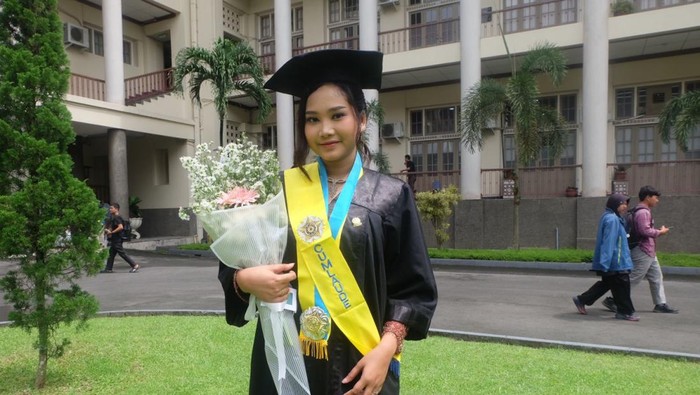 Aira saat diwisuda