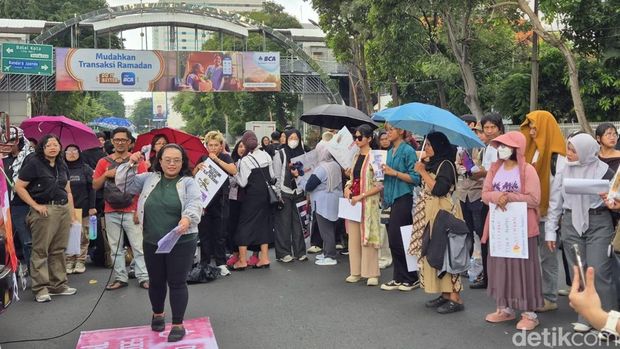 Aksi peringatan International Women's Day (IWD) di depan Gedung Negara Grahadi Surabaya Aksi peringatan International Women's Day (IWD) di depan Gedung Negara Grahadi Surabaya