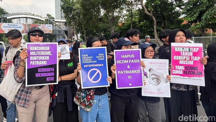 Aksi peringatan International Women’s Day (IWD) di depan Gedung Negara Grahadi Surabaya