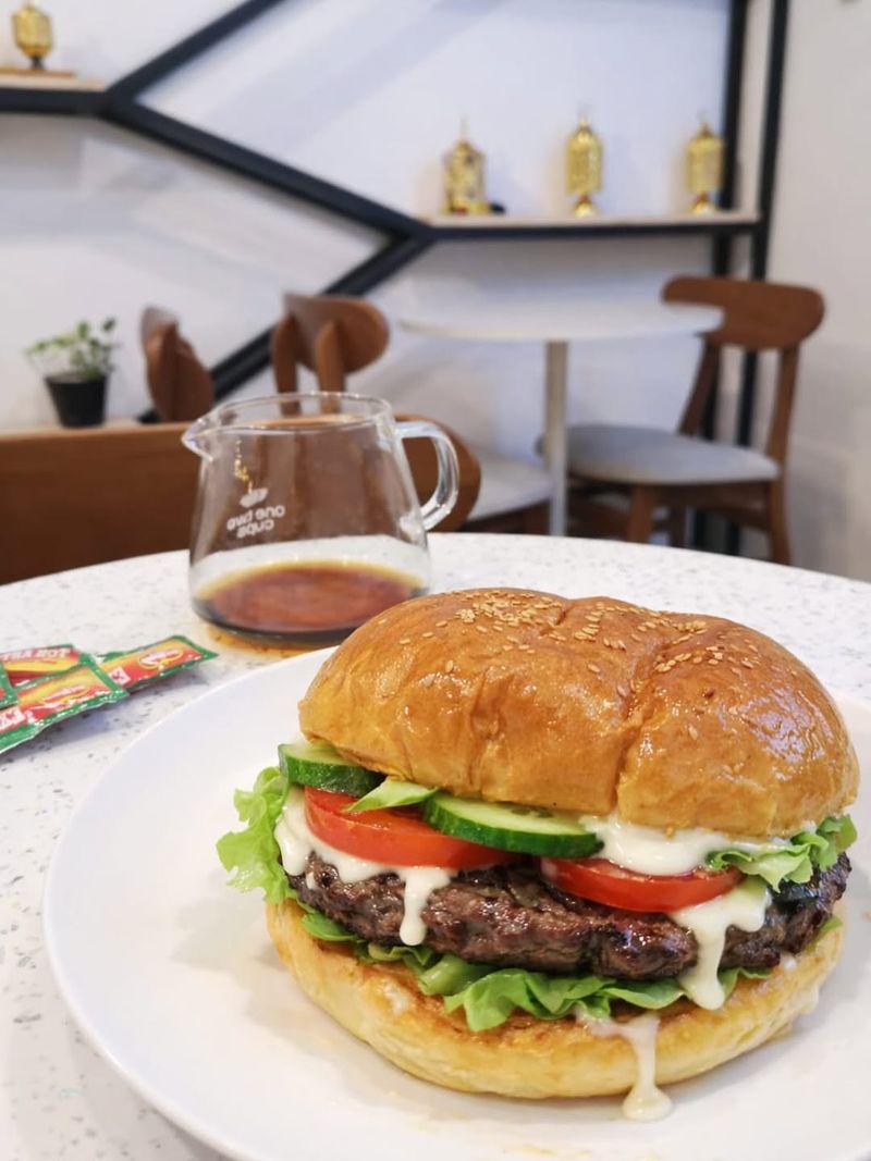 Aldi Taher jualan burger