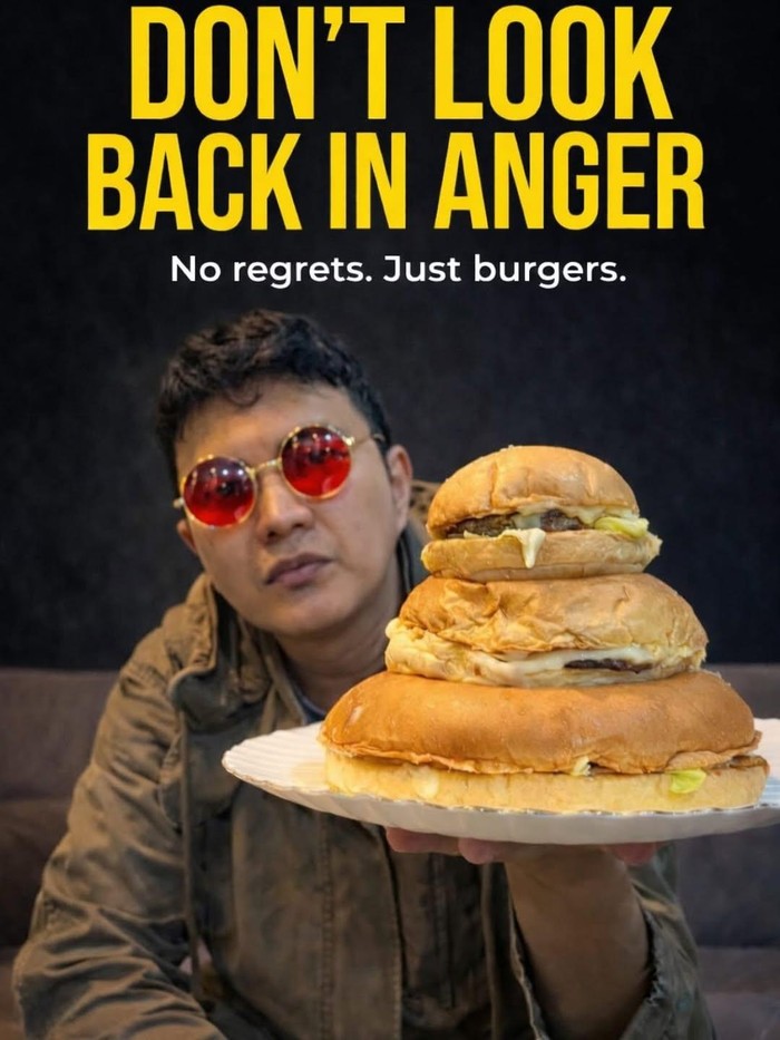 Aldi Taher jualan burger