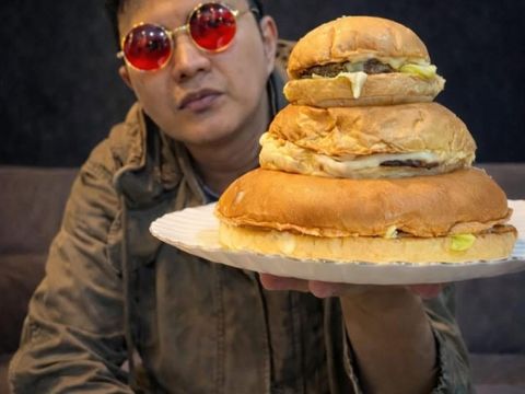 Aldi Taher jualan burger