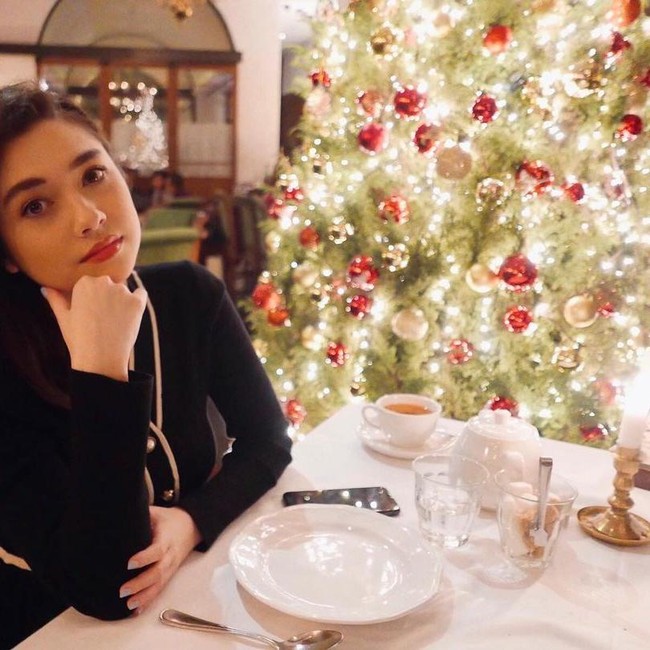 Cantiknya Amanda Rigby saat Pamer Kue Ultah hingga Momen Ngopi