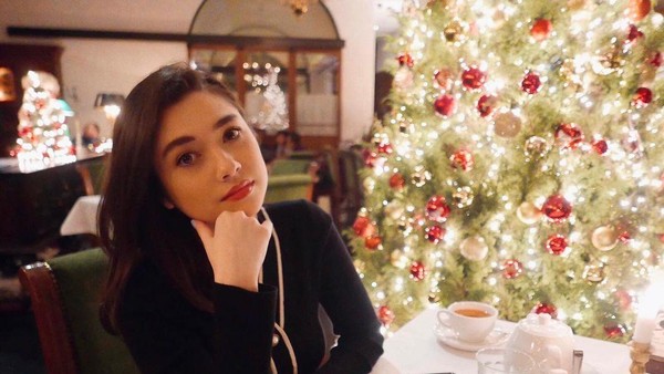 Cantiknya Amanda Rigby saat Pamer Kue Ultah hingga Momen Ngopi