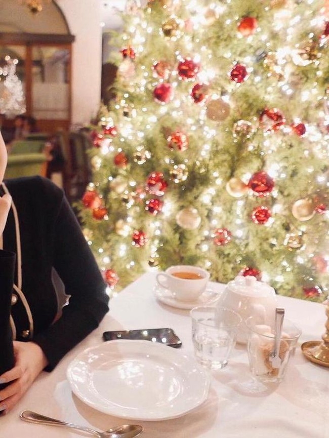 Cantiknya Amanda Rigby saat Pamer Kue Ultah hingga Momen Ngopi