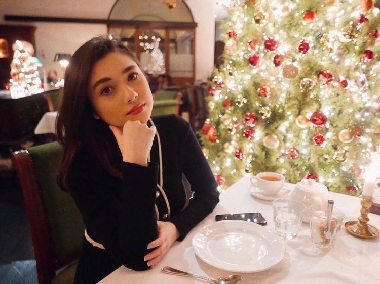 Cantiknya Amanda Rigby saat Pamer Kue Ultah hingga Momen Ngopi