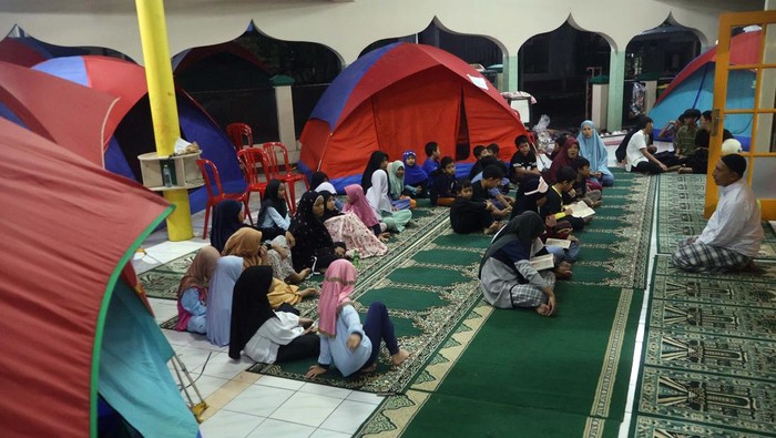 Sejumlah anak mengaji di depan tenda saat pengajian Tadarus Al Quran di Masjid Al Mutaqin, Pemancar RRI, Depok, Jawa Barat, Sabtu (7/3/2026). Pengajian dalam rangka Nuzululquran (malam turunnya kitab suci Al Quran) tersebut untuk mendidik santri rajin membaca Al Quran terutama pada bulan Ramadhan. ANTARA FOTO/Yulius Satria Wijaya/nym.