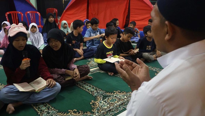 Sejumlah anak mengaji di depan tenda saat pengajian Tadarus Al Quran di Masjid Al Mutaqin, Pemancar RRI, Depok, Jawa Barat, Sabtu (7/3/2026). Pengajian dalam rangka Nuzululquran (malam turunnya kitab suci Al Quran) tersebut untuk mendidik santri rajin membaca Al Quran terutama pada bulan Ramadhan. ANTARA FOTO/Yulius Satria Wijaya/nym.
