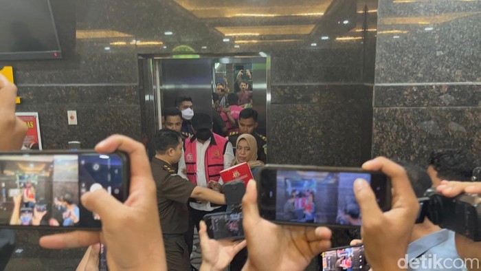 Mantan Penjabat (Pj) Gubernur Sulawesi Selatan (Sulsel) Bahtiar Baharuddin ditetapkan sebagai tersangka kasus dugaan korupsi pengadaan bibit nanas senilai Rp 60 miliar tahun anggaran 2024.
