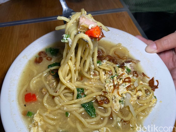 Bakmi Godok Cipete sajikan mie Jawa yang sedap pakai topping daging bebek dan brisket.