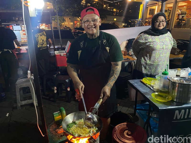 Bakmi Godok Cipete sajikan mie Jawa yang sedap pakai topping daging bebek dan brisket.