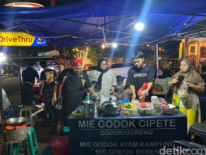 Bakmi Godok Cipete sajikan mie Jawa yang sedap pakai topping daging bebek dan brisket.
