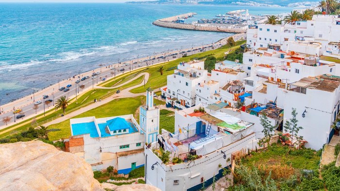 Bangunan-bangunan permukiman berwarna putih di perbukitan yang menghadap Selat Gibraltar di Tangier, Maroko.