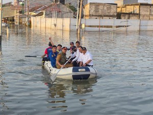 Banjir 5 Meter di Perumahan Periuk Tangerang gegara Tanggul Kali Sabi Jebol