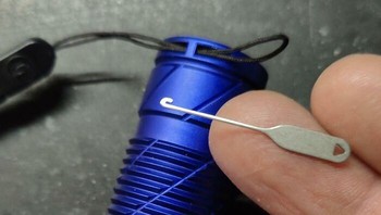 Alat pengait kecil untuk menarik tali-tali kecil yang sering terdapat pada banyak perangkat. Foto: Boredpanda