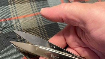 Gunting pemotong benang yang dapat Anda pegang tanpa harus melepasnya setelah setiap pemotongan. Sangat menghemat waktu dan sangat ergonomis. Foto: Boredpanda