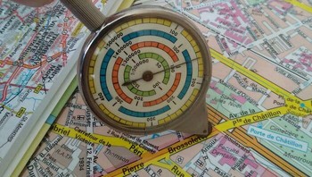 Perangkat ini digunakan untuk mengukur panjang pada peta. Cukup gulirkan di sepanjang jalan yang ingin Anda gunakan dan perangkat ini akan memberi tahu Anda jaraknya. Foto: Boredpanda