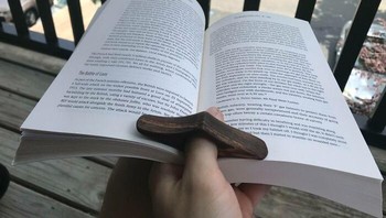 Alat Ini yang Menjaga Buku Tetap Terbuka Foto: Boredpanda