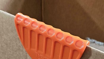 Alat ini yang dimaksudkan untuk menahan tutup kotak agar tidak terbuka saat mengemas pesanan. Foto: Boredpanda