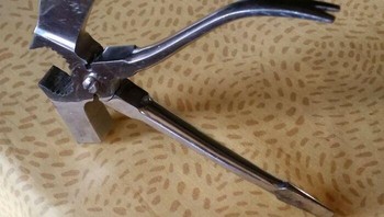 Alat ini berfungsi sebagai palu, kapak, obeng, pencabut paku, dan tang sekaligus. Foto: Boredpanda