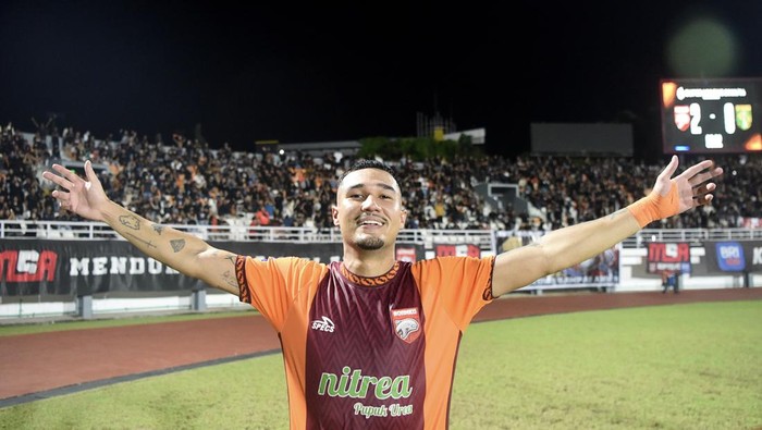 Penjaga gawang Nadeo Argawinata (kiri) dan rekannya Diego Michiels (kanan) meniup lilin di atas kue tar dalam perayaan HUT ke-12 klub Borneo FC Samarinda di Stadion Segiri Samarinda, Kalimantan Timur, Sabtu (7/3/2026). Pemain, ofisial dan pendukung bersama merayakan hari ulang tahunnya ke-12 Borneo FC Samarinda hadir dalam pentas sepak bola di Indonesia. ANTARA FOTO/M Risyal Hidayat/nym.