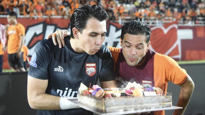 Penjaga gawang Nadeo Argawinata (kiri) dan rekannya Diego Michiels (kanan) meniup lilin di atas kue tar dalam perayaan HUT ke-12 klub Borneo FC Samarinda di Stadion Segiri Samarinda, Kalimantan Timur, Sabtu (7/3/2026). Pemain, ofisial dan pendukung bersama merayakan hari ulang tahunnya ke-12 Borneo FC Samarinda hadir dalam pentas sepak bola di Indonesia. ANTARA FOTO/M Risyal Hidayat/nym.