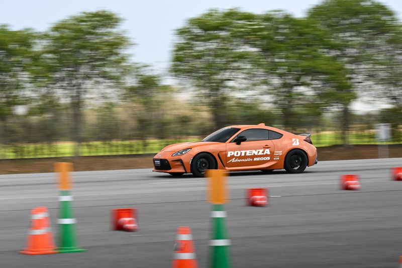 Bridgestone Potenza Adrenalin RE005