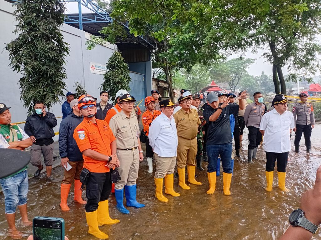 Gubernur DKI Jakarta, Pramono Anung saat meninjau proses pencarian korban hilang akibat longsor yang terjadi di area TPST Bantargebang, Kelurahan Ciketing Udik, Kecamatan Bantargebang, Kota Bekasi, Senin (9/3/2026). (Dok. BPBD Kota Bekasi)
