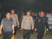 Brimob Polda Metro Bantu Evakuasi Korban Longsor Sampah di Bantargebang