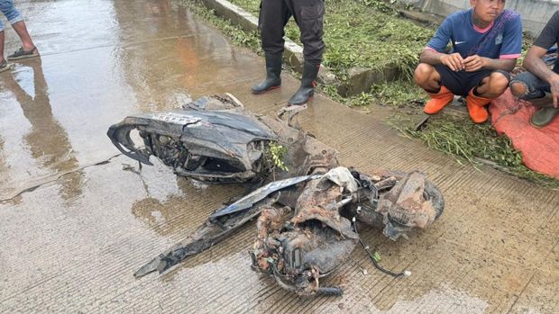 Brimob Polda Metro Jaya ikut melakukan pencarian korban longsor sampah di TPST Bantargebang, Bekasi, Senin (9/3/2026).