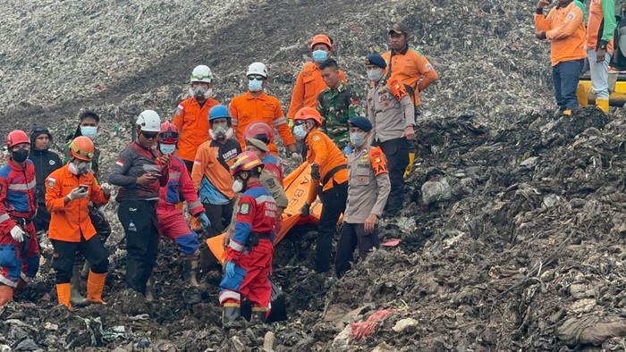 Brimob Polda Metro Jaya ikut melakukan pencarian korban longsor sampah di TPST Bantargebang, Bekasi, Senin (9/3/2026).