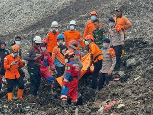Brimob Polda Metro Ikut Evakuasi Longsor Sampah Bantargebang, Temukan Motor