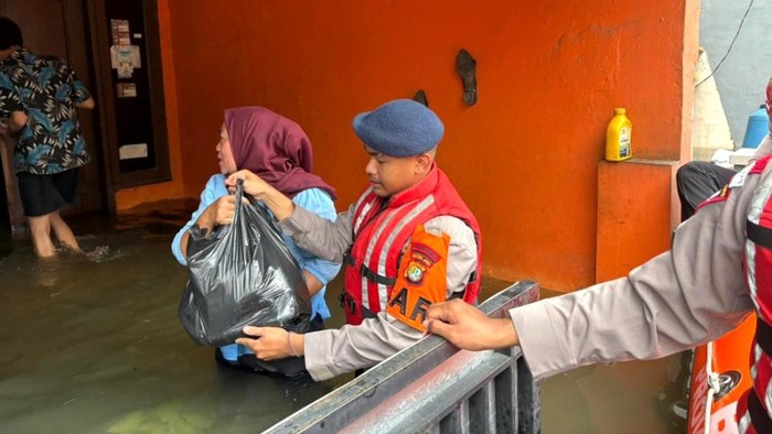 **Banjir 5 Meter di Periuk Tangerang, Brimob Metro Jaya Beraksi Evakuasi Warga**