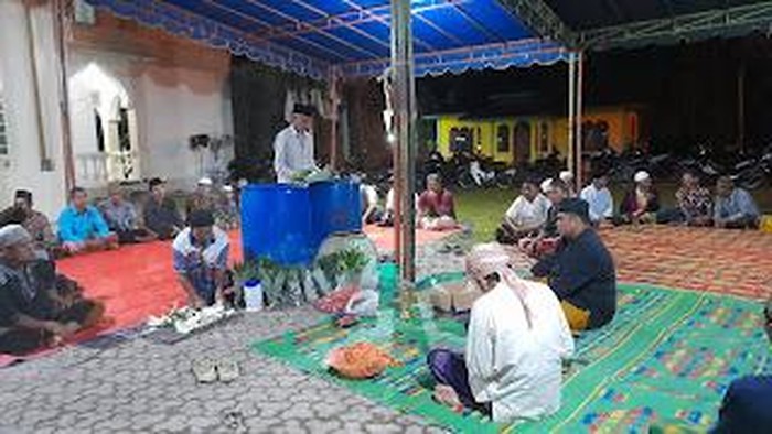 Prosesi tradisi buka-tutup bondang di Asahan