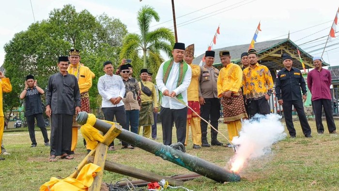 Bupati Ketapang Alexander Wilyo menyulut Meriam Pusaka Padam Pelite ini menjadi penanda waktu berbuka puasa di Keraton Matan.