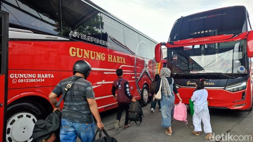 Bus Gunung Harta di Jalan Cokroaminoto, Denpasar bersiap berangkat mengantar para penumpang di momentum lebaran 2026, Senin (9/3/2026).